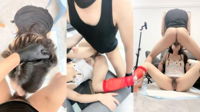  빨간 스타킹 감전 조련, 하나님의 시각 깊은 목구멍에 입술을 내밀고 소파에 끼어들자 음수가 모두