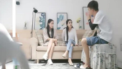  두 어린 여동생을 불러 쌍비행을 하며, 좌우로 껴안고 입을 놀려 서게 한 후, 단상에서 신음소리를 내며 가냘프게 숨을 쉬었습니다.