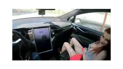  Couple＇s Tesla self-driving feature car shakes the door